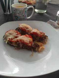 Una foto de Berenjenas con carne, tomate y queso