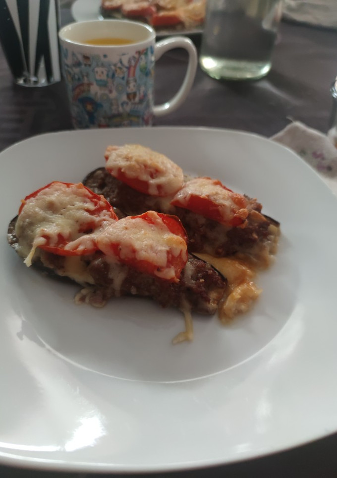 Una foto de Berenjenas con carne, tomate y queso