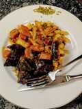 Rindsgulasch mit Weinsauce und Spätzle