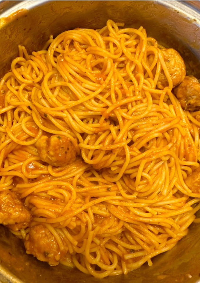Una foto de Espaguetis con albóndigas