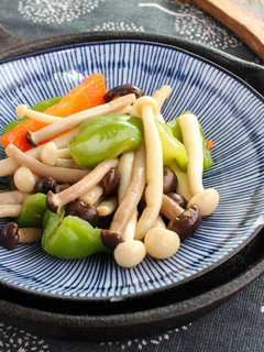 【厚生廚房】青椒炒雙菇 的食譜成品照片