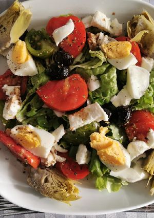 Une photo de Salade italienne artichaut, mozzarella, olives et tomates 🇮🇹