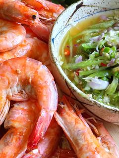 รูปของ กุ้งอบเกลือ + น้ำจิ้มตะลิงปลิง