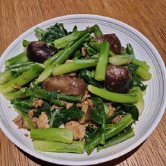 A picture of Kale with Dried Mushroom.