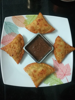 સમોસા (Samosa Recipe In Gujarati) રેસીપી મુખ્ય ફોટો