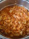 Pollo deshebrado con papas en salsa roja