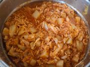 Una foto de pollo y cebollas al ajo