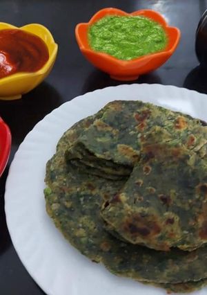 પાલક પરાઠા (Palak Paratha Recipe In Gujarati) રેસીપી મુખ્ય ફોટો