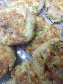 Una foto de Tortitas de papa y atún