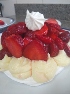 Una foto de Merengue con crema pastelera y frutillas