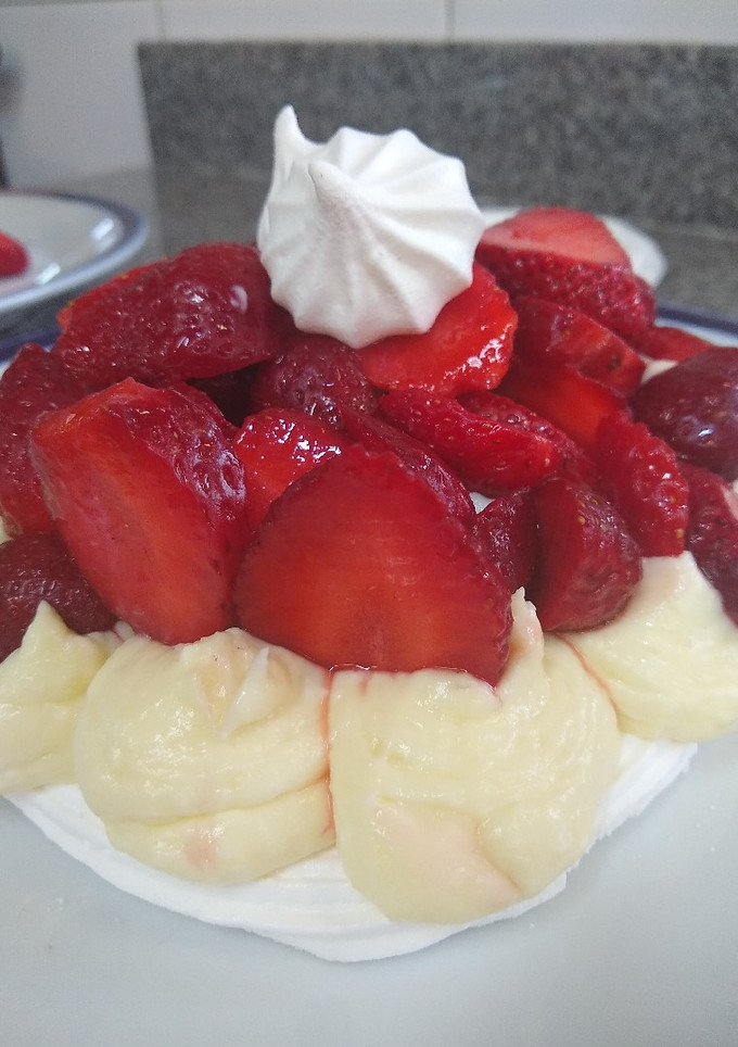 Una foto de Merengue con crema pastelera y frutillas