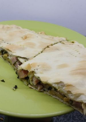 Una foto de Tarta de Verdura con Jamón y Aceitunas Súper Fácil de Hacer