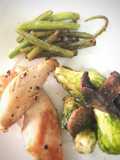 Pollo a la plancha con coles de Bruselas con champiñones y ejotes al ajo