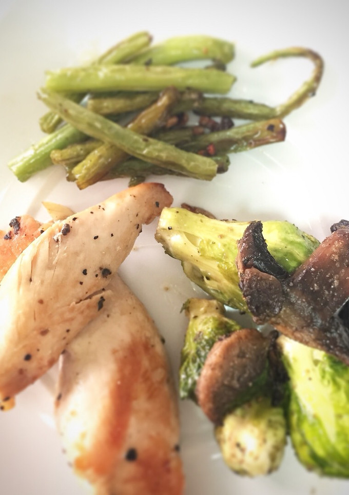 Una foto de Pollo a la plancha con coles de Bruselas con champiñones y ejotes al ajo