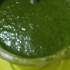 A picture of Green chutney.