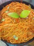 Pasta fácil en salsa de ají con higaditos de pollo
