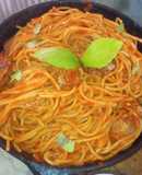 Pasta fácil en salsa de ají con higaditos de pollo