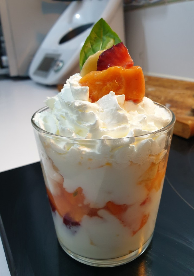 Una foto de 🧁Macedonia con vino dulce y yogurt🧁