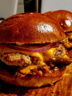 Széll Tomi inspirálta ínyenc húsimádó dupla sajtos hamburger recept fotója