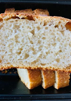 Hình của món Bánh mì chua (sourdough) không cần định lượng chính xác, không bỏ đi bột cái, và không cần nhào bột.