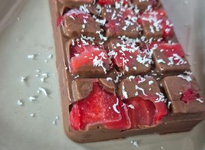 Une photo de Tablettes de chocolat 🍫 praliné aux fraises 🍓