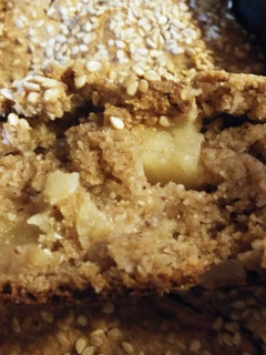 Una foto de Budín de avena, canela, manzana, coco, sin huevos ni manteca