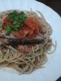 Spaguettis integral con sardinas y salsa de tomate con aceite de oliva