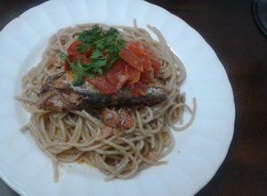 Una foto de Spaguettis integral con sardinas y salsa de tomate con aceite de oliva