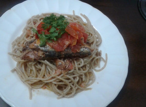 Una foto de Spaguettis integral con sardinas y salsa de tomate con aceite de oliva