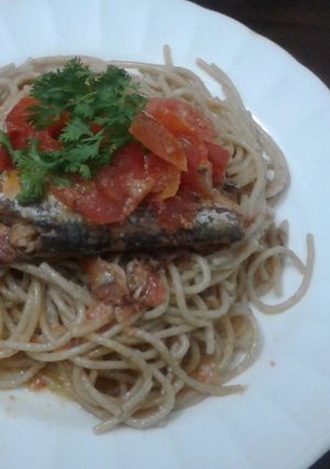 Una foto de Spaguettis integral con sardinas y salsa de tomate con aceite de oliva