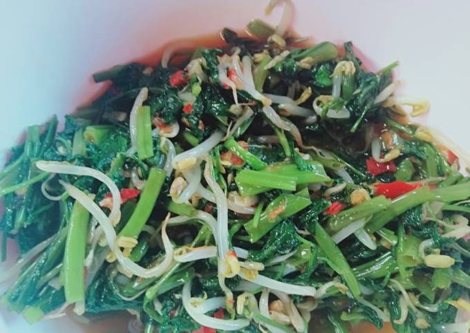 Bagaimana Menyiapkan Tumis kangkung pedas yang Menggugah Selera