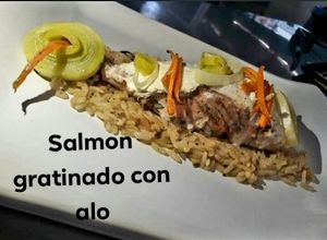 Una foto de Salmón gratinado con arroz a las finas hierbas del pirineo