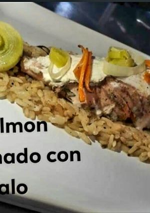 Una foto de Salmón gratinado con arroz a las finas hierbas del pirineo