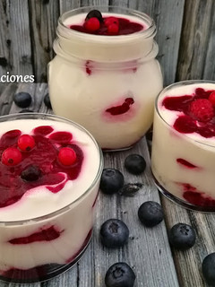 Una foto de Tiramisú de frutos rojos