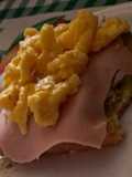 Pan con aguacate, jamón y huevo revuelto