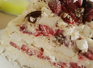 Una foto de Torta merengue (helada) - Yohana Castro 🍰