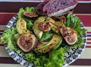 Foto de Salada com Figos e Mix de Folhas