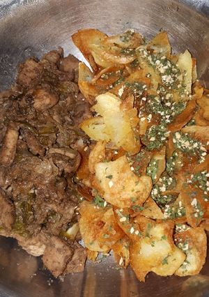 Una foto de Carne de cerdo agridulce con papas españolas 🇪🇸
