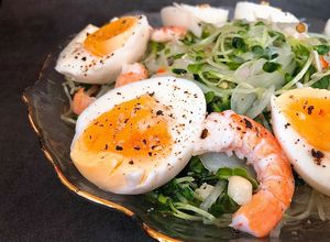 Hình của món Salad Rau Mầm, Trứng Lòng Đào Và Tôm.