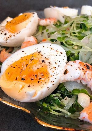 Hình của món Salad Rau Mầm, Trứng Lòng Đào Và Tôm.