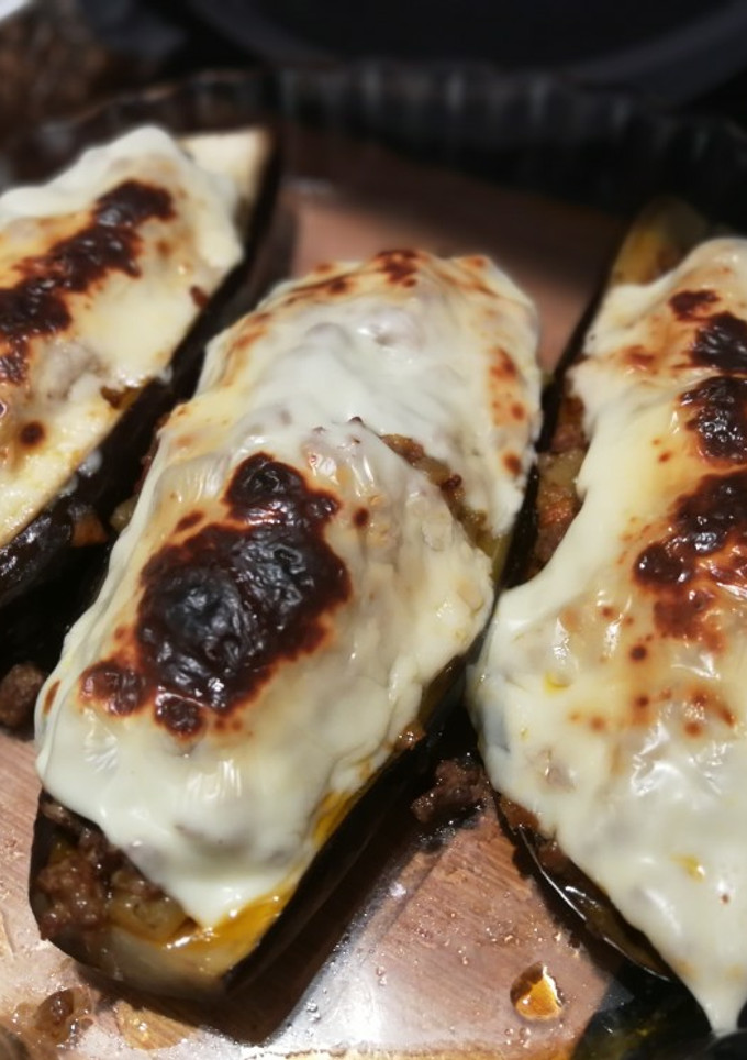 Una foto de Berenjena rellena al microondas y sartén