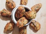 शिजवलेल्या भाताचे भजी/पकोडे (Bhatache Pakode Recipe In Marathi)