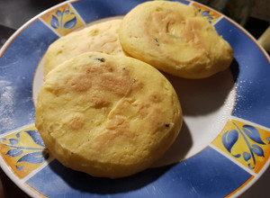 Una foto de Pan para hamburguesas sin gluten en sartén Essen