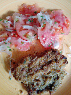 Una foto de Milanesa con ensalada a la chilena