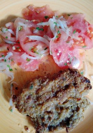 Una foto de Milanesa con ensalada a la chilena