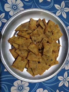 கிரிஸ்பி ஆட்டா ஸ்நாக்ஸ் (Crispy atta snacks recipe in tamil) செய்முறை முக்கிய புகைப்படம்