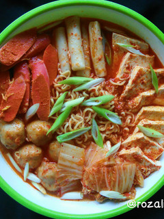 Foto resep Budae Jjigae + Tips membuat Topokki