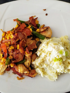 Una foto de Pollo salteado con vegetales estilo tailandés y puré de papas