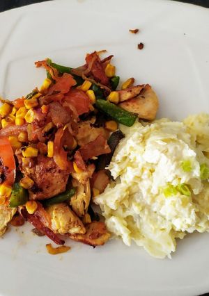 Una foto de Pollo salteado con vegetales estilo tailandés y puré de papas