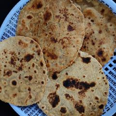 A picture of Quinoa paratha.
